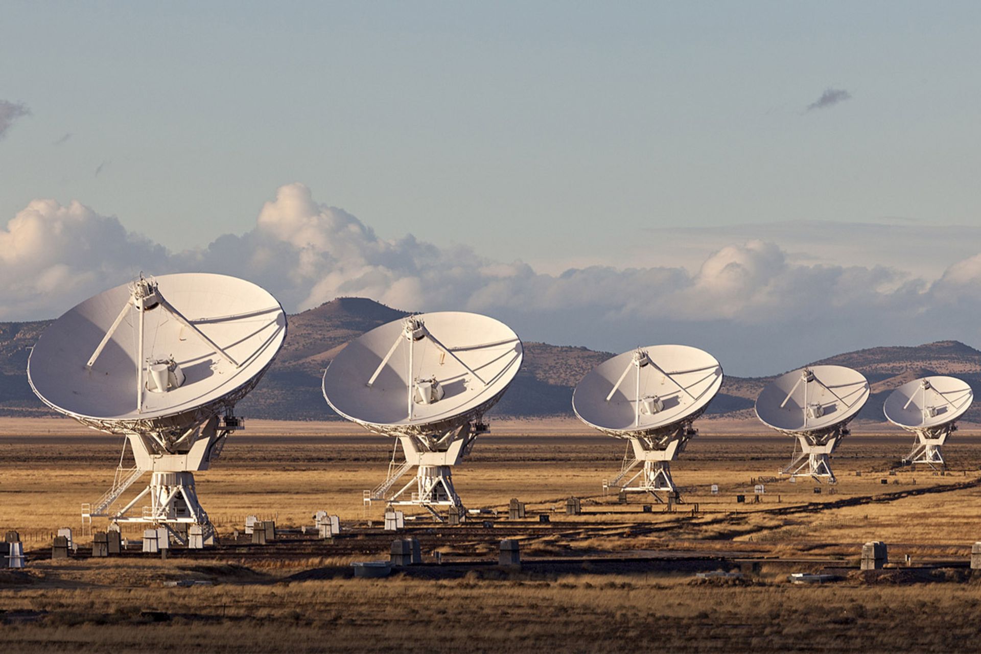 دیش های تلسکوپ های رادیویی VLT در بیابان