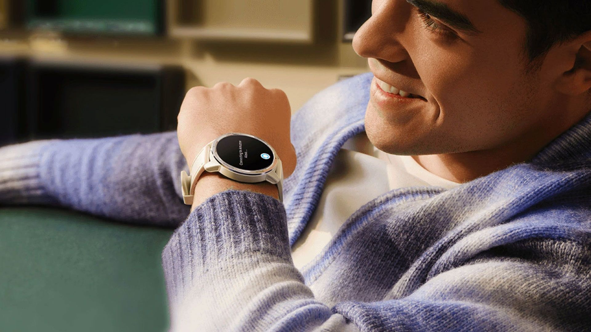 مرجع متخصصين ايران مردي در حال دستور دادن به دستيار صوتي در ساعت هوشمند