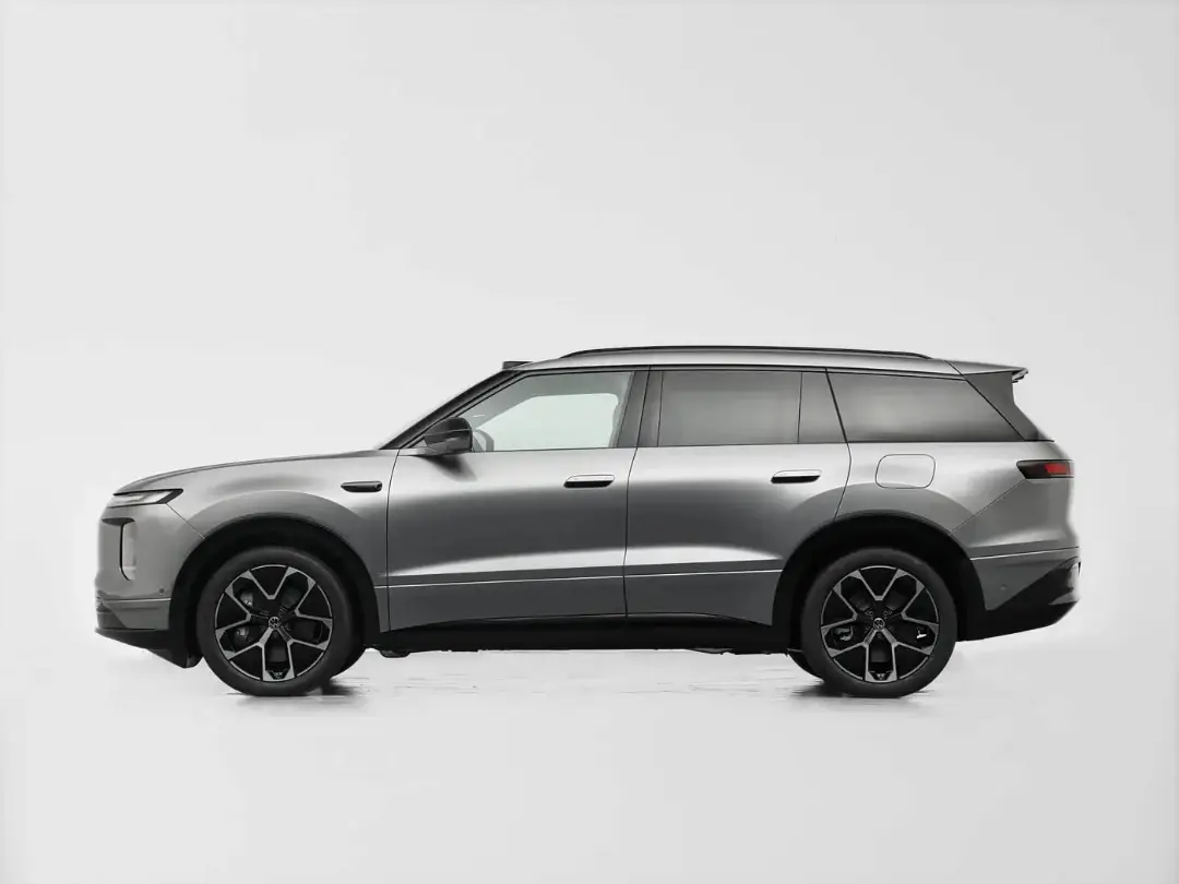 شاسی‌بلند هیبریدی جدید فولکس‌واگن (Volkswagen) با رنگ خاکستری در نمای جانبی