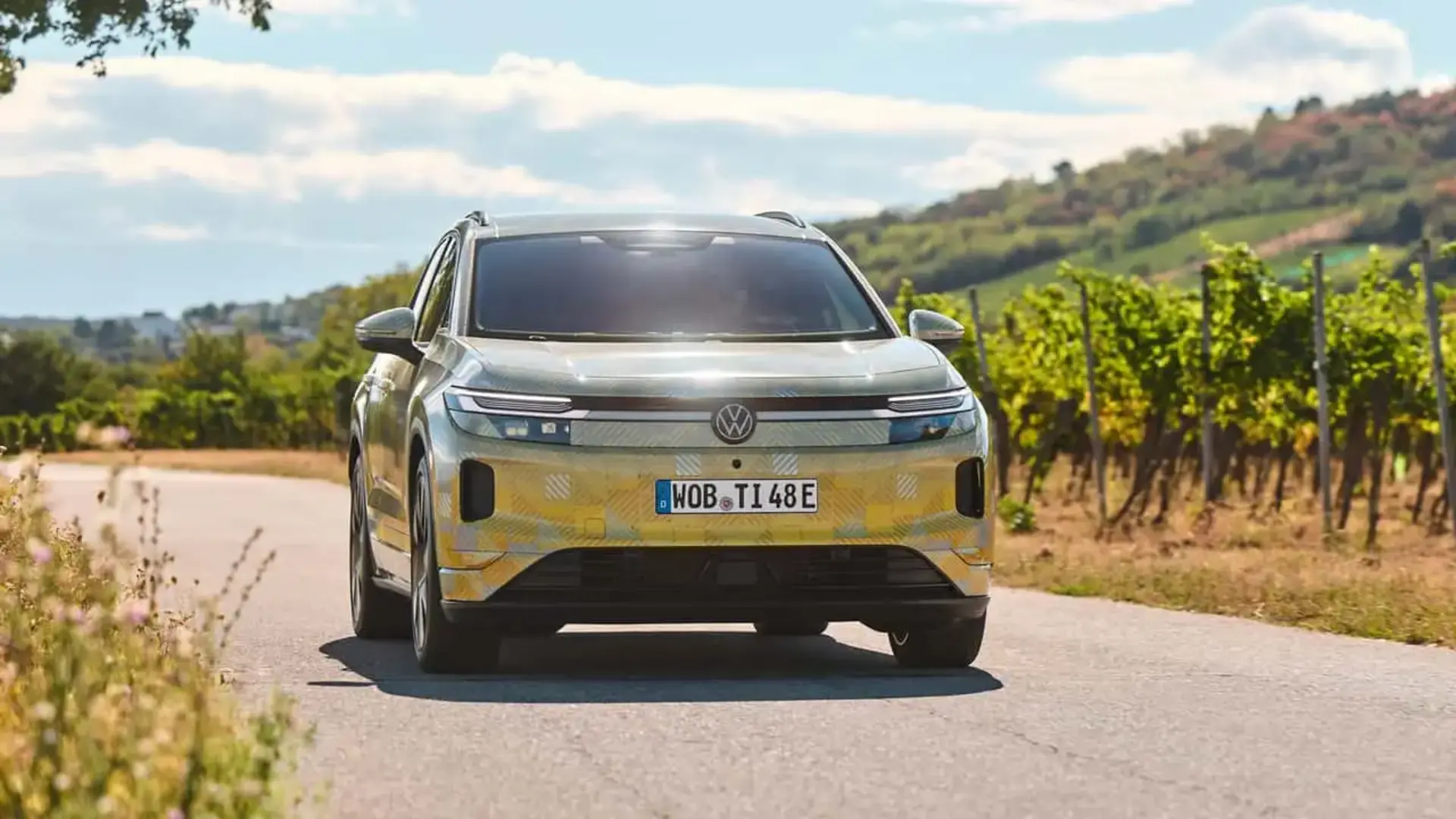 خودروی فولکس‌واگن آی‌دی تیگوان (Volkswagen ID. Tiguan) در جاده‌ای روستایی
