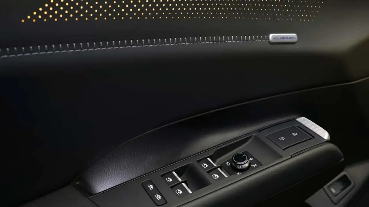 پنل در و دکمه‌های کنترل داخلی خودروی فولکس‌واگن (Volkswagen) ID. Tiguan