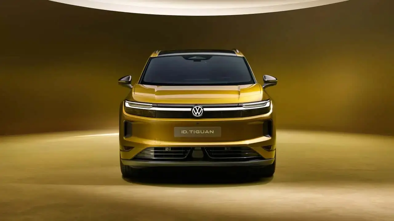 خودروی فولکس‌واگن (Volkswagen) مدل ID. Tiguan با رنگ طلایی در استودیو
