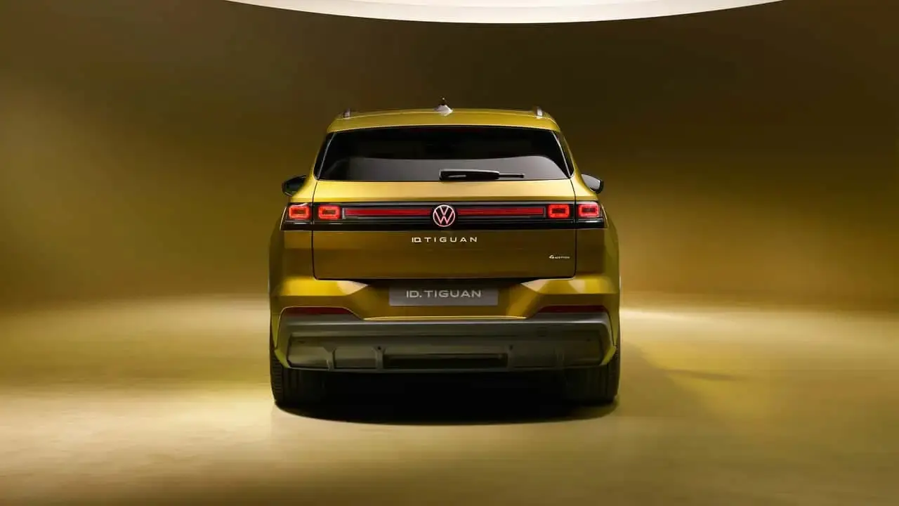 نمای عقب شاسی‌بلند فولکس‌واگن (Volkswagen) مدل ID. Tiguan با رنگ طلایی