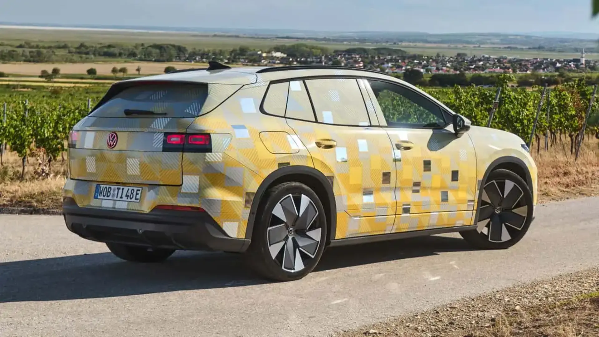 خودروی فولکس‌واگن (Volkswagen) ID.4 با پوشش تبلیغاتی زرد و سفید