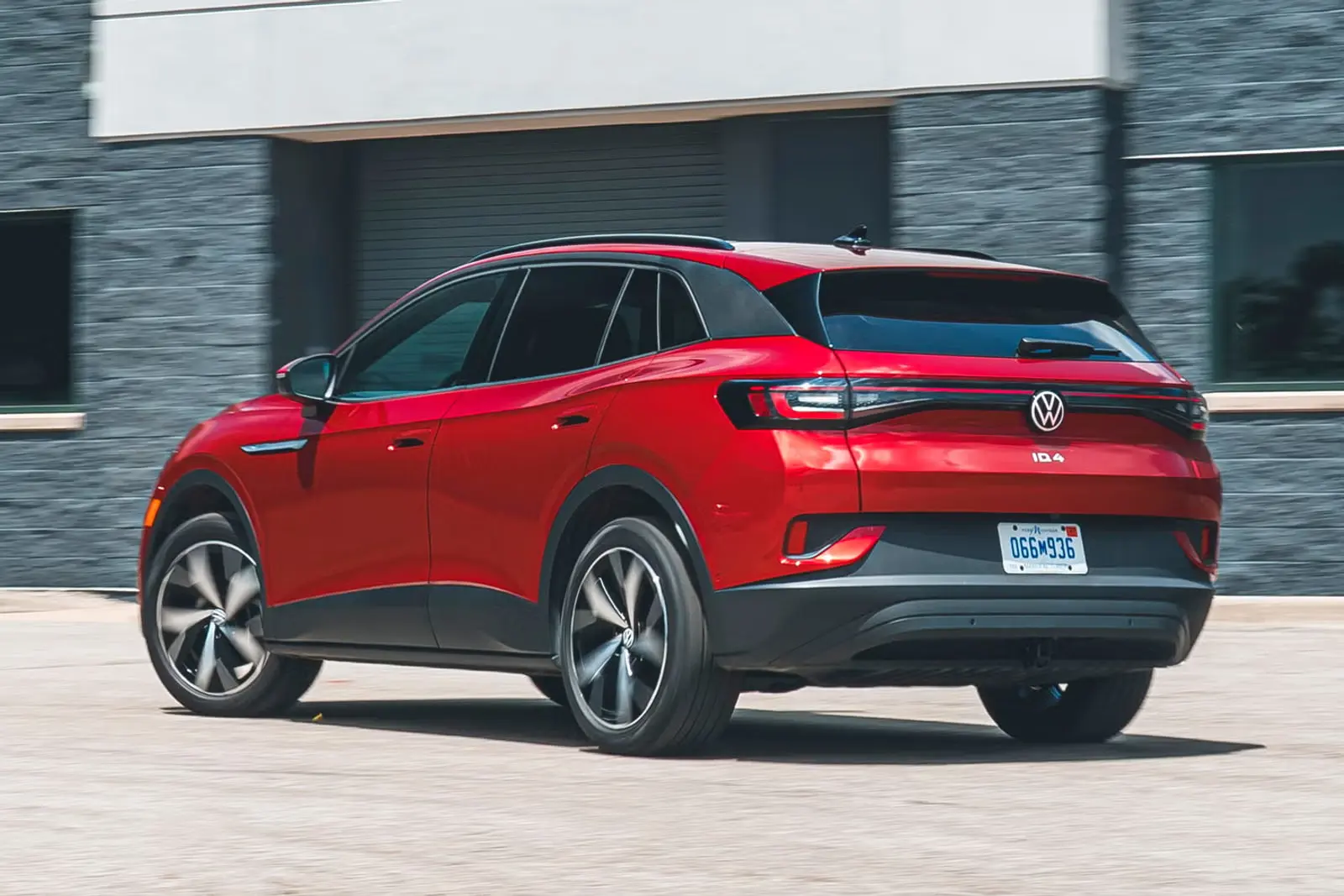 خودروی برقی فولکس‌واگن (Volkswagen ID.4) قرمز رنگ در حال حرکت در خیابان