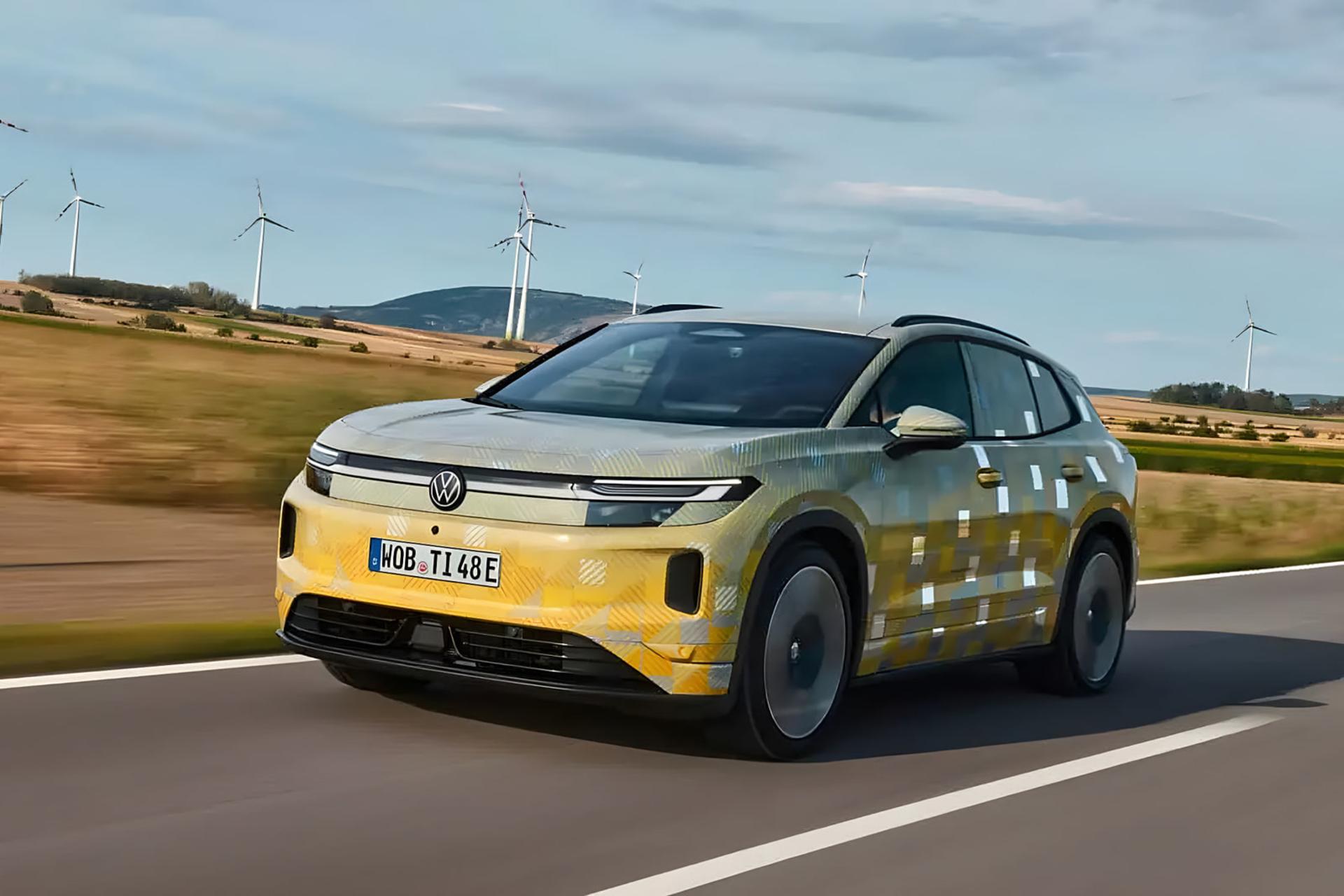 خودروی فولکس‌واگن (Volkswagen) ID.4 با پوشش محافظتی در حال حرکت در جاده