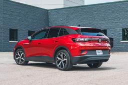 خودرو برقی فولکس‌واگن (Volkswagen) ID.4 قرمز رنگ در فضای باز
