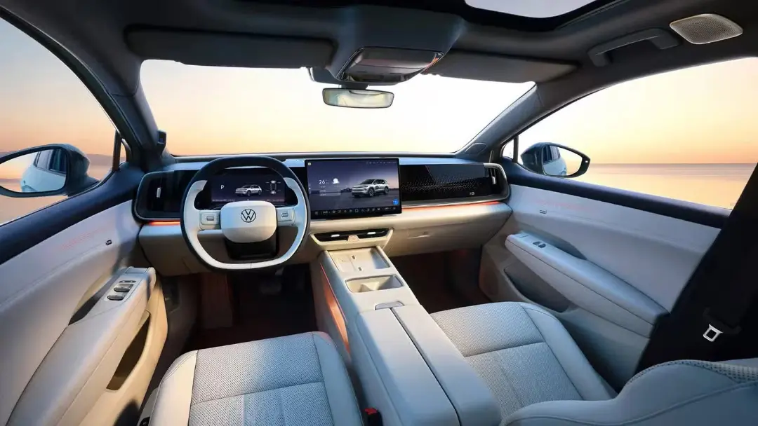 داشبورد و صندلی‌های سفید خودرو فولکس‌واگن (Volkswagen) T6 با نمایشگر دیجیتال