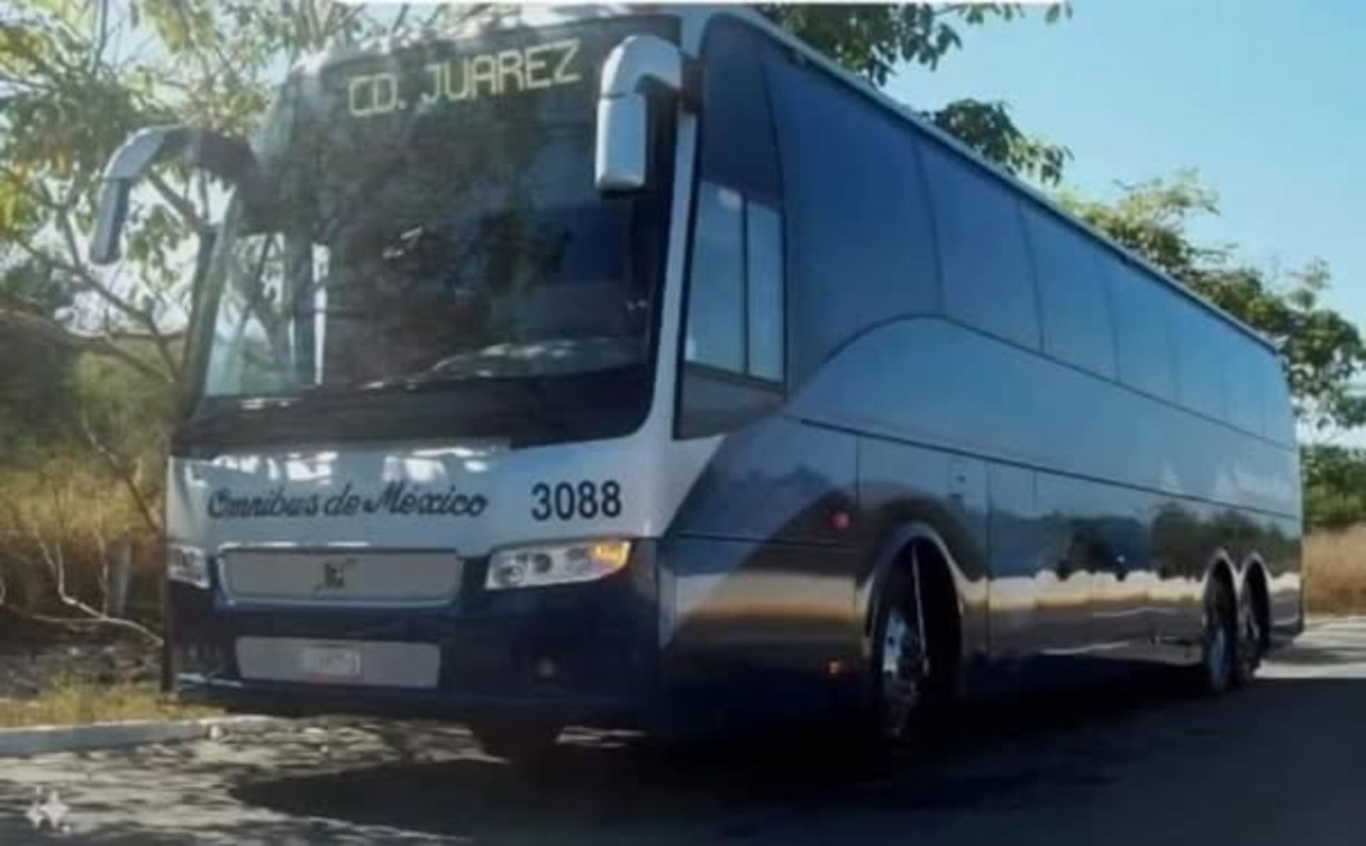 نمای جلو یک اتوبوس ولوو