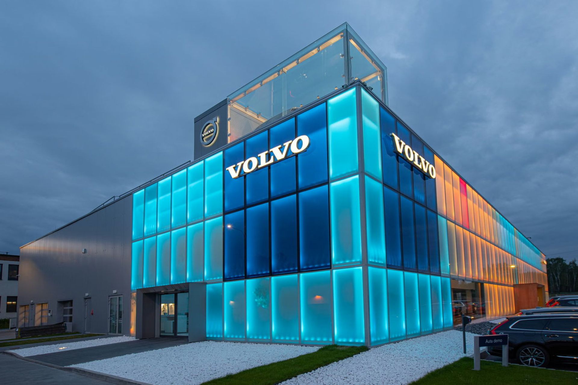 دفتر ولوو Volvo Car Showroom