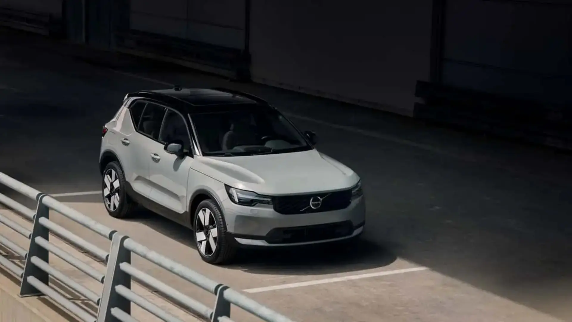 خودرو ولوو XC40 (Volvo XC40) مدل ۲۰۲۸ با رنگ سفید و سقف مشکی در فضای باز