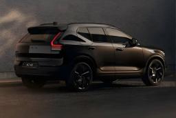 نمای عقب و جانبی خودروی ولوو XC40 مدل ۲۰۲۸