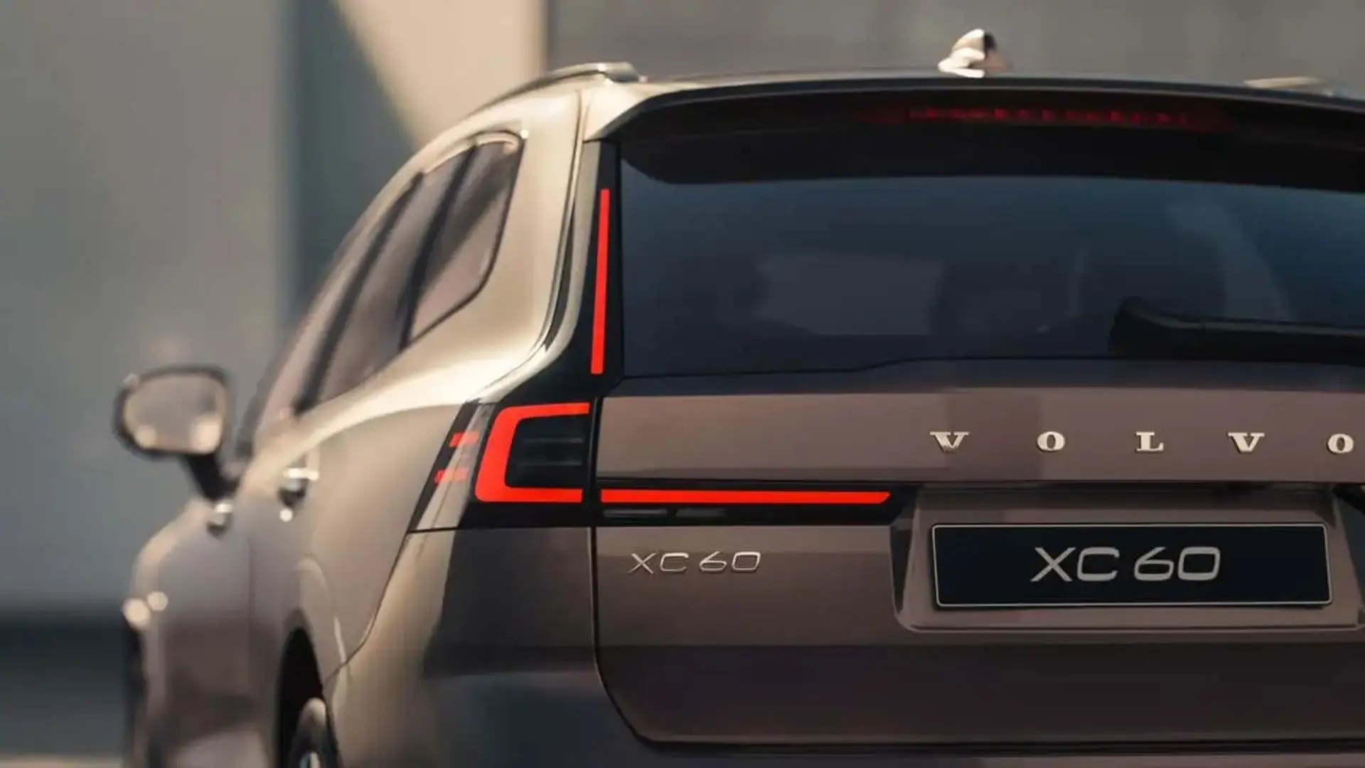 نمای عقب خودروی شاسی‌بلند ولوو مدل XC60 با چراغ‌های LED