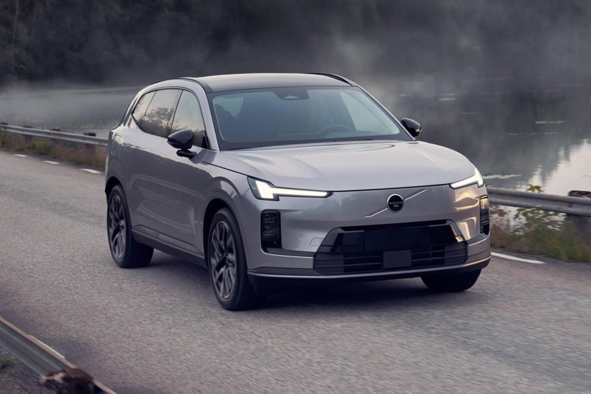 نمای سه‌چهارم جلو خودرو ولوو XC70