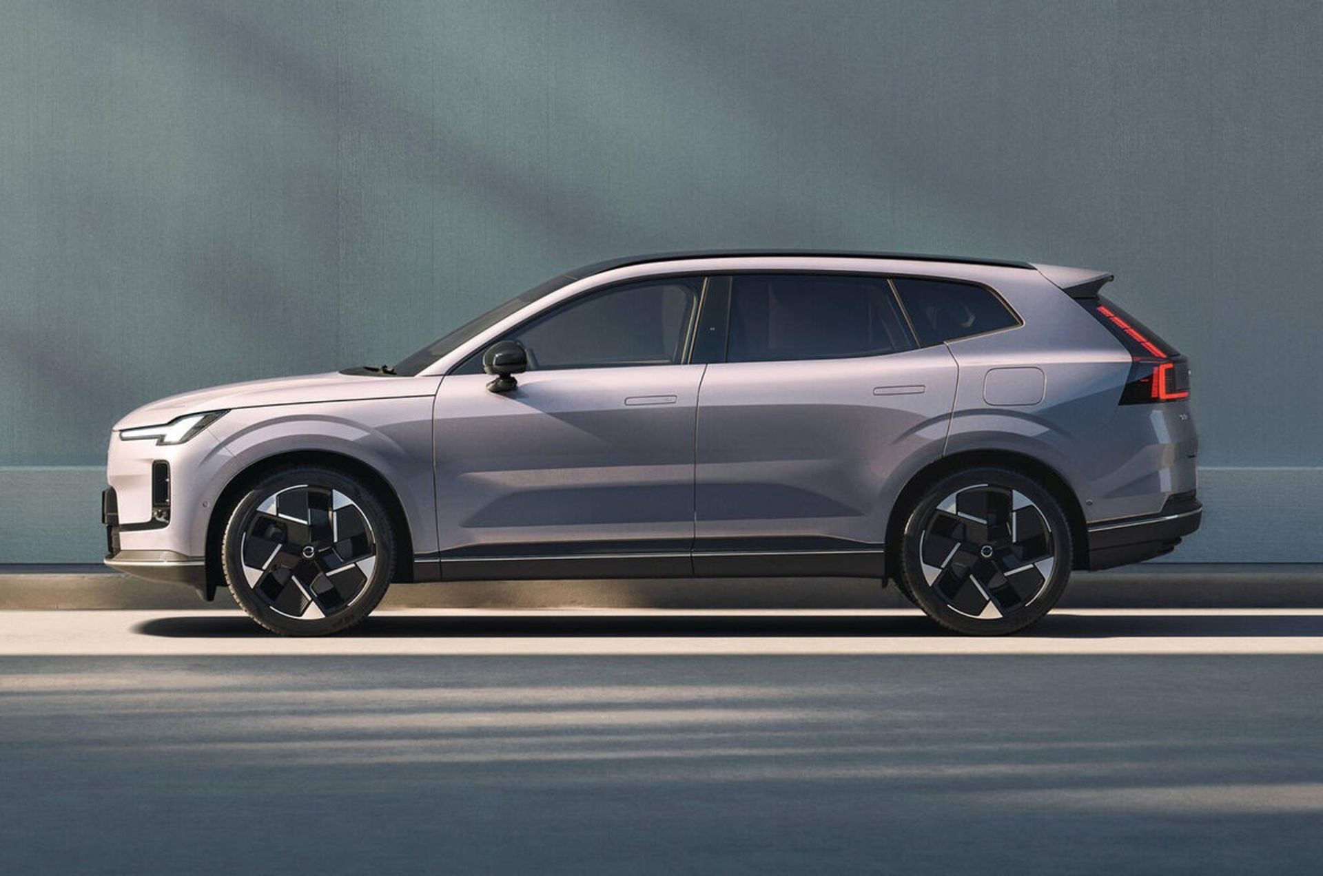نمای جانبی خودرو ولوو XC70