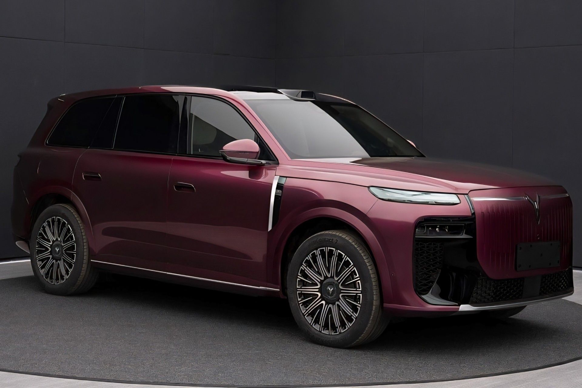 نمای سه‌چهارم جلو خودرو وویا تایشان ۸