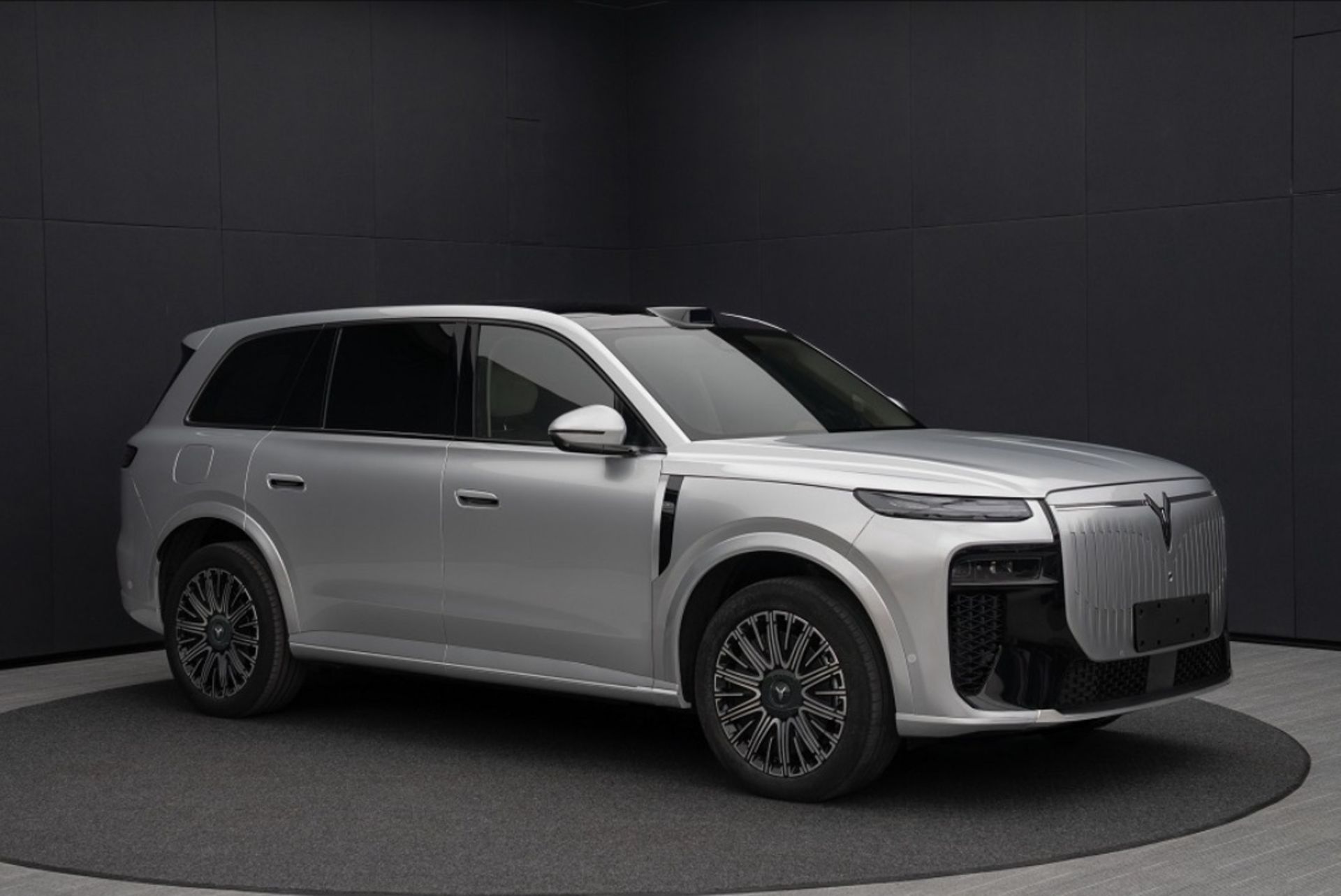 نمای سه‌چهارم جلو خودرو وویا تایشان ۸ رنگ نقره‌ای