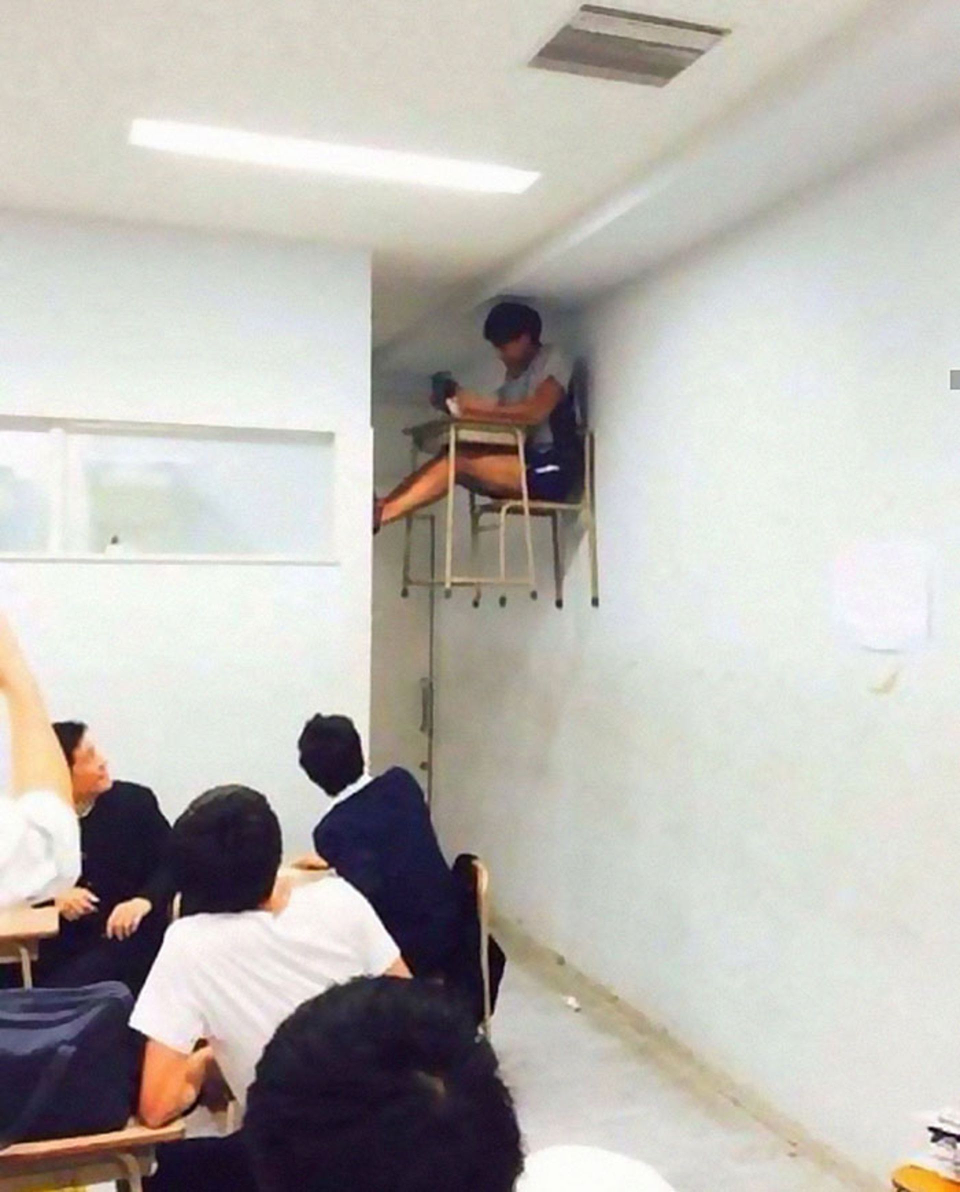 صندلی و نیمکت مدرسه در هوا