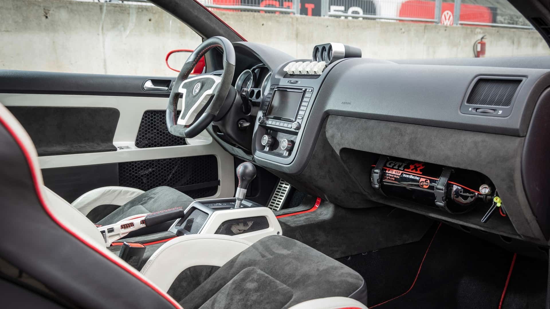 نمای داخل کابین خودرو فولکس‌واگن گلف W12