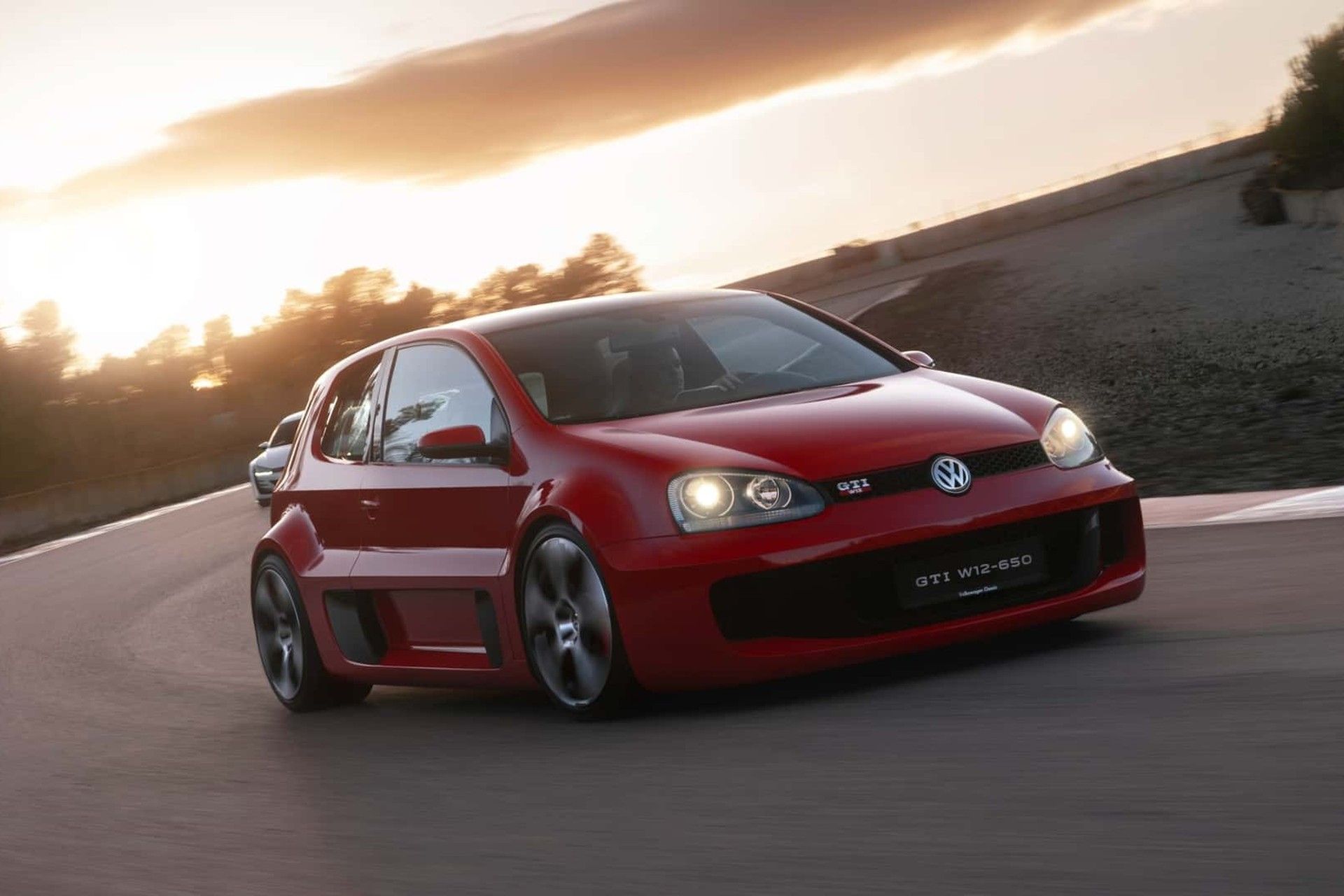 نمای سه‌چهارم جلو خودرو فولکس‌واگن گلف W12 در پیست