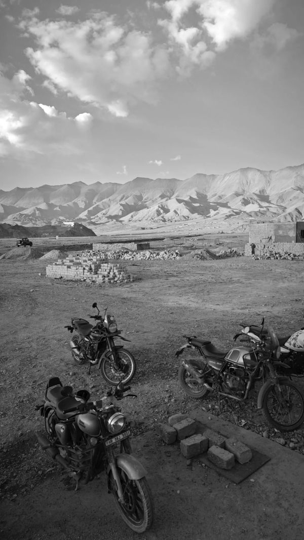 والپیپر موبایل با منظره‌ی موتور سیکلت