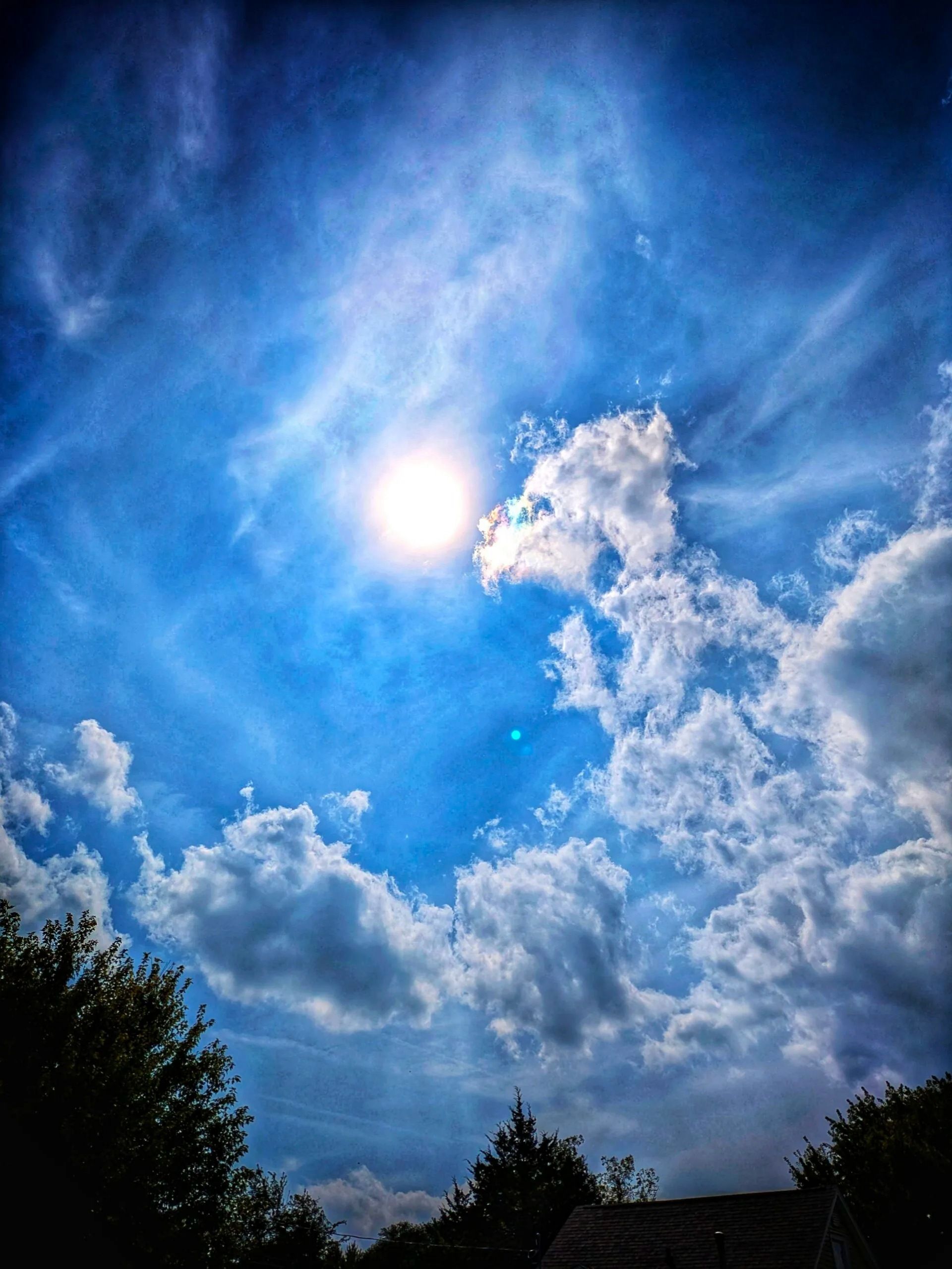 والپیپر موبایل با نمای آسمان روز