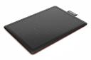 نمای نیمرخ قلم نوری وکام One by Wacom Small با نمایش لبه پایین و سمت چپ پد طراحی