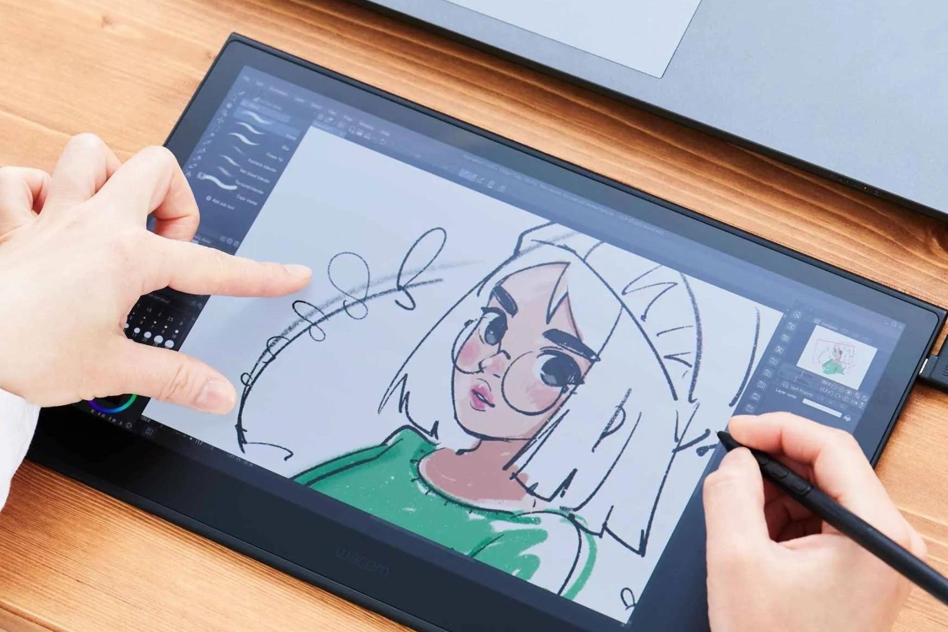 تبلت طراحی ۱۳ اینچ اولد wacom movink وکام در حال نقاشی