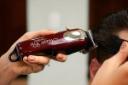 ماشین اصلاح و ریش تراش وال Wahl Cordless Magic Clip در حال اصلاح موی سر