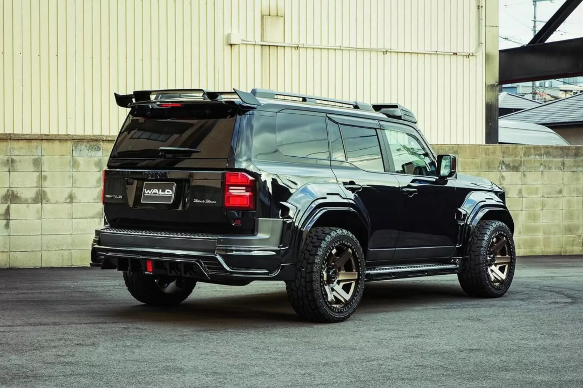 نمای سه‌چهارم عقب خودرو لندکروزر پرادو تیونینگ والد