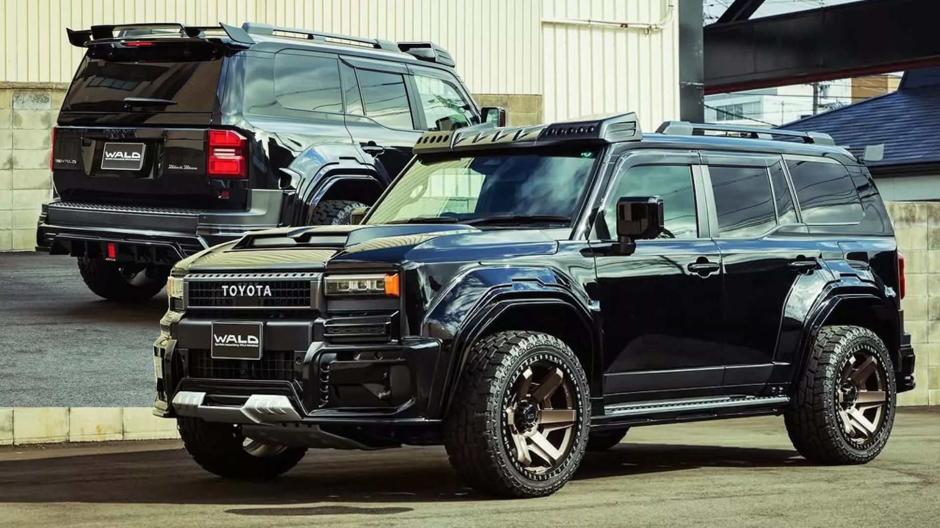 نمای سه‌چهارم جلو و عقب خودرو لندکروزر پرادو تیونینگ والد