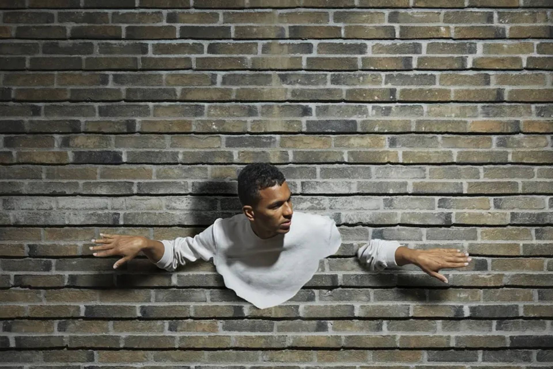 مرد در دیوار