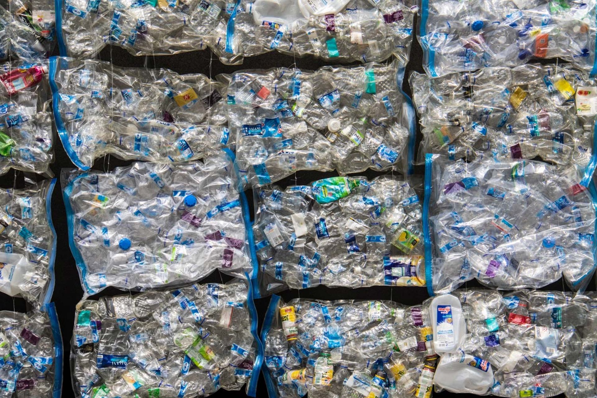 دیواری در مرکز سنگاپور ساخته شده از زباله برای آگاهی از زباله‌های پلاستیکی
