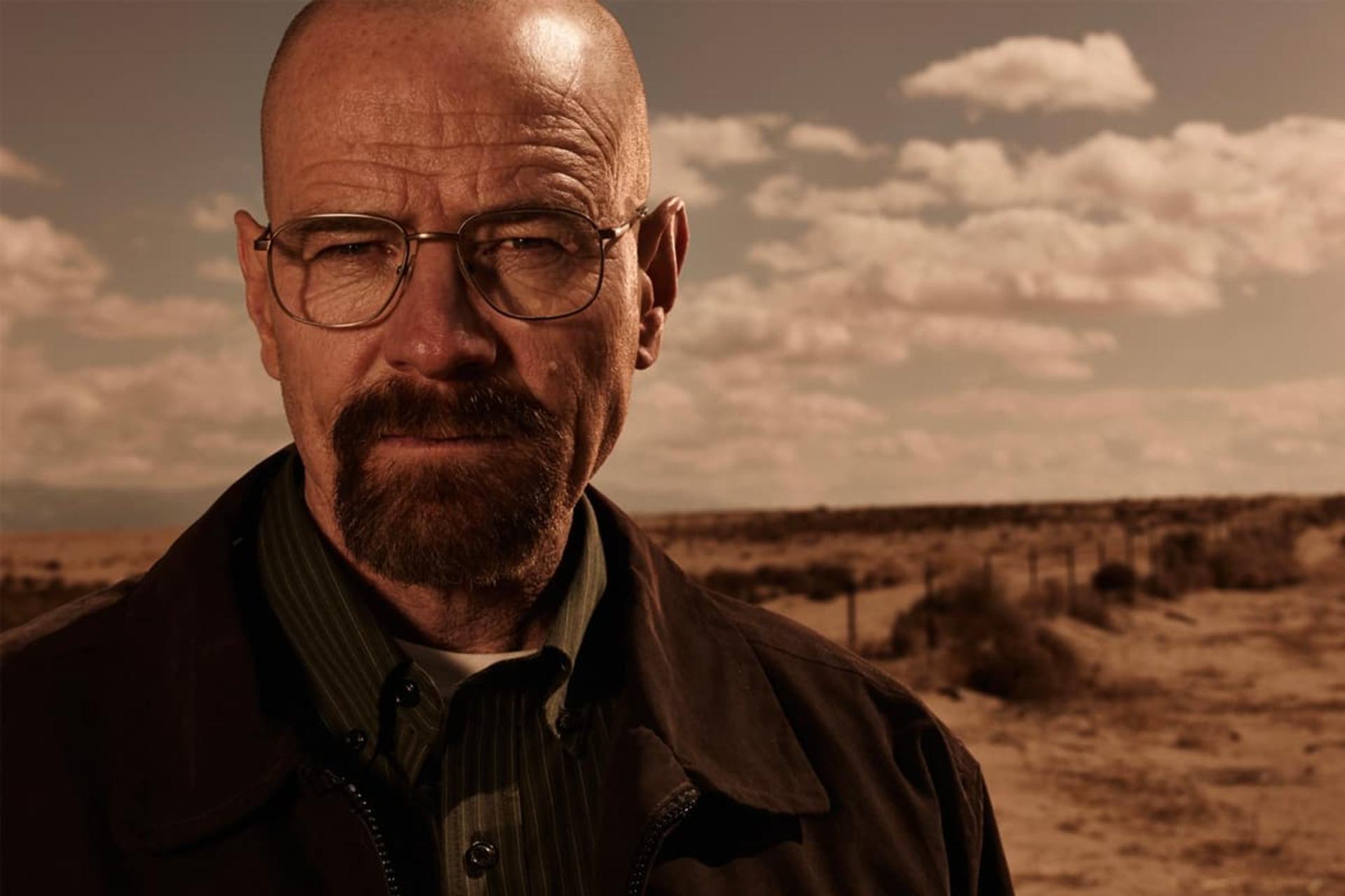 والتر وایت مرد کچل عینکی در وسط بیایان آسمان نیمه ابری