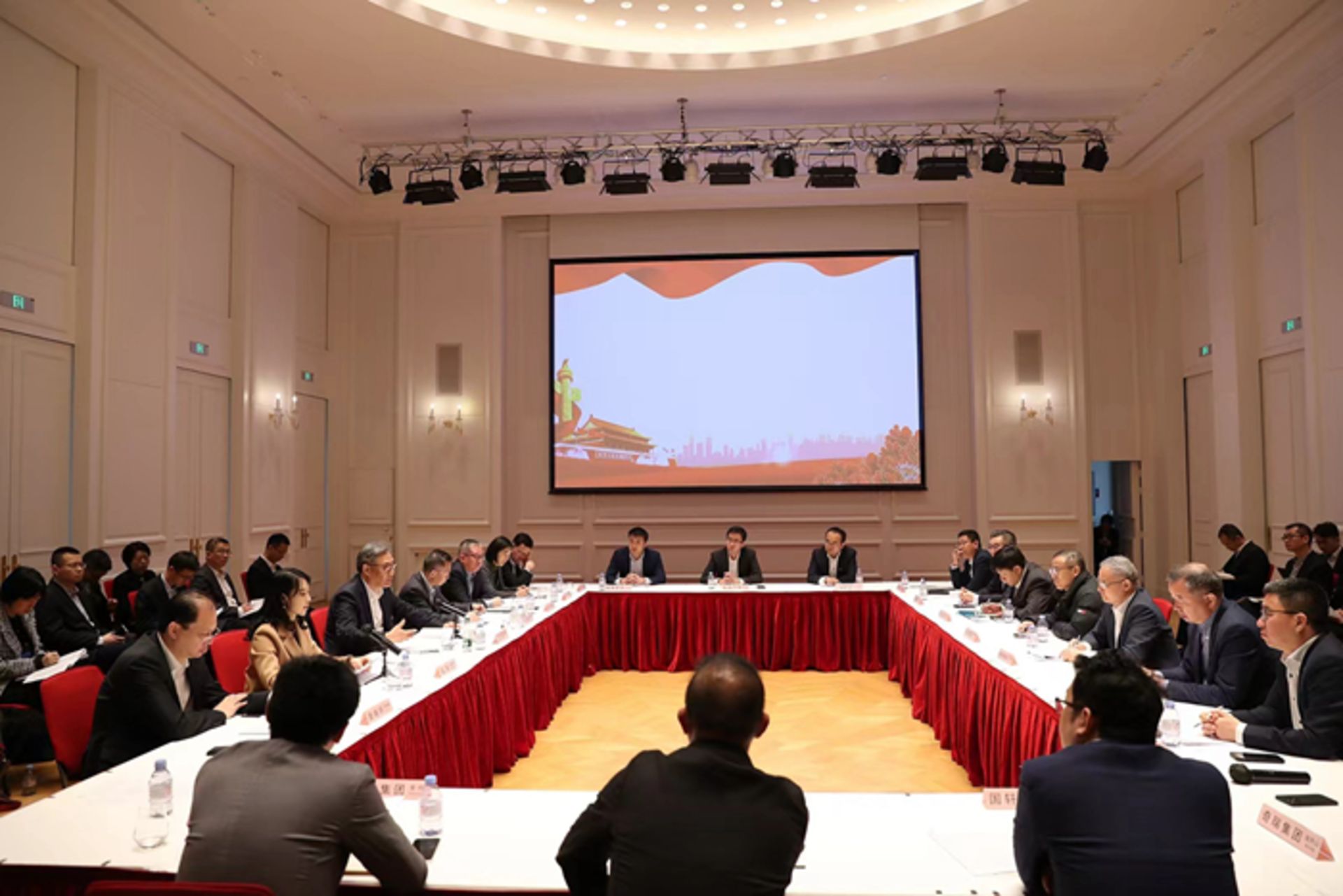 میزگرد وزیر بازرگانی  چین روز یکشنبه در پاریس با نمایندگان بیش از ۱۰ شرکت چینی