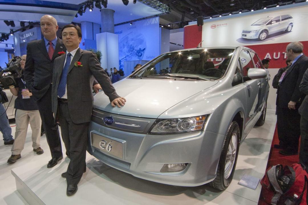 دو مرد در کنار یک خودرو BYD e6