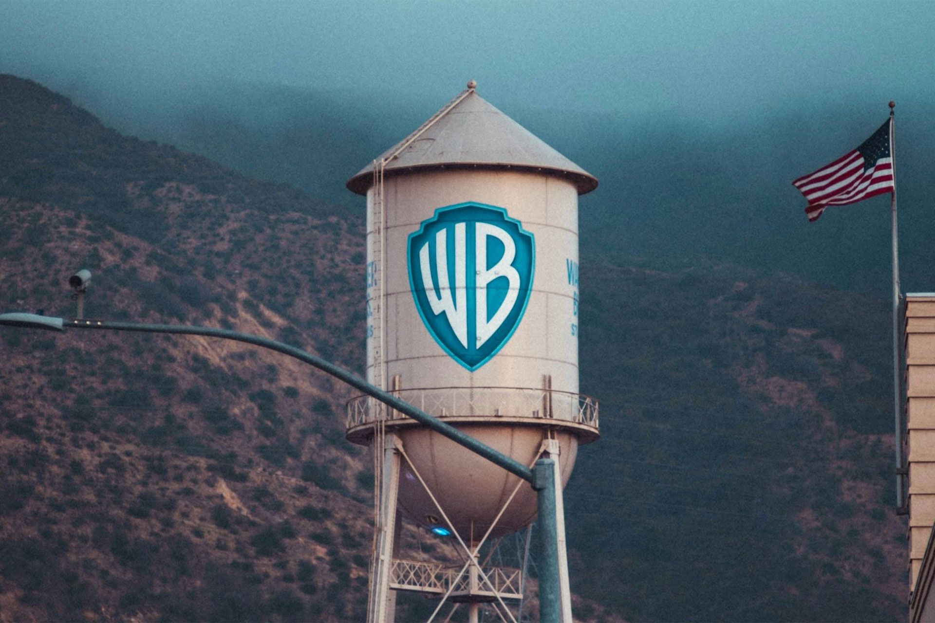 لوگو Warner Bros روی تانکر آب در کنار پرچم آمریکا