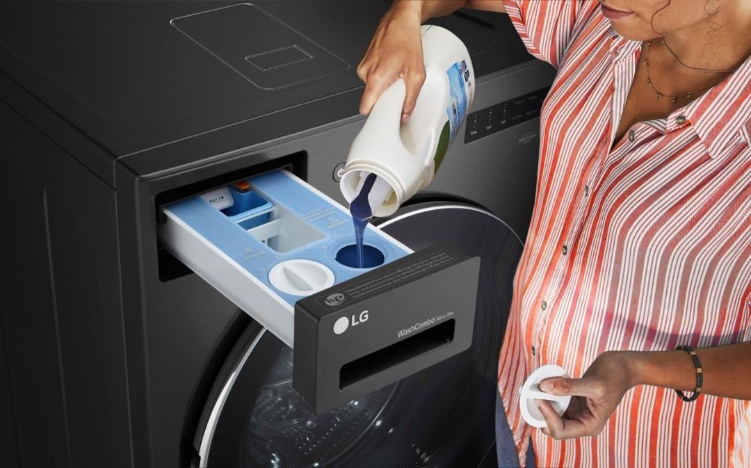 شخصیدرحال ریختن مایع لباسشویی در ماشین لباسشویی 