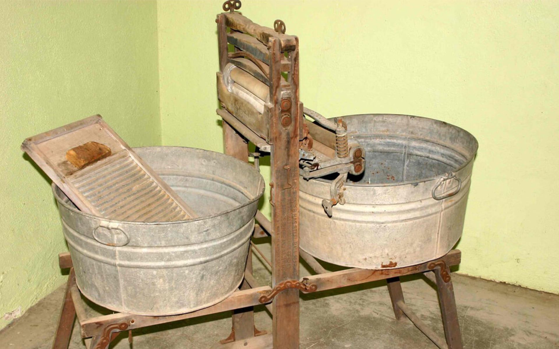 اولین ماشین لباسشویی چوبی سال ۱۷۹۷