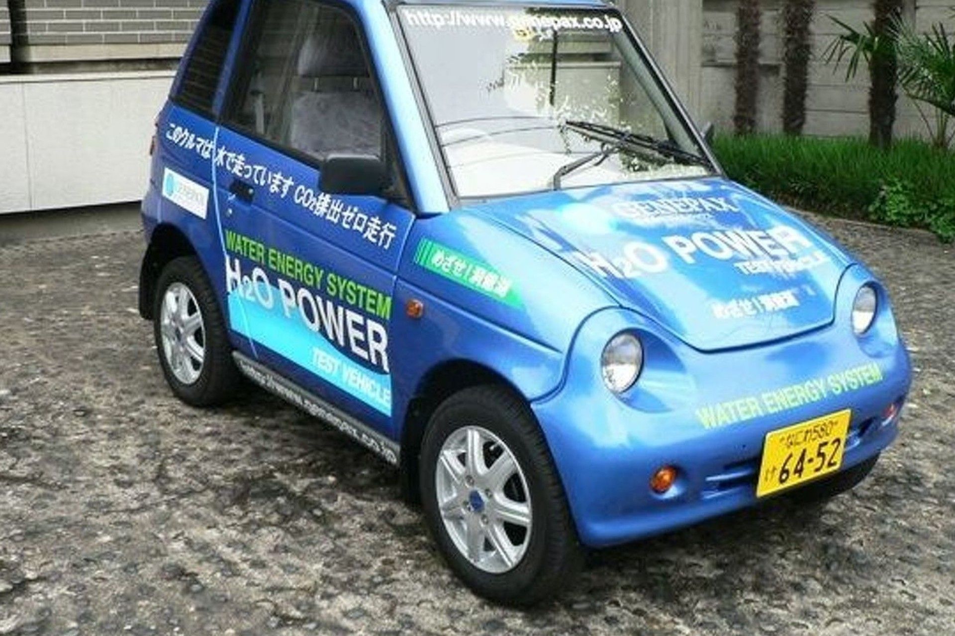 نمای سه‌چهارم جلو یک خودرو کوچک آبی‌رنگ