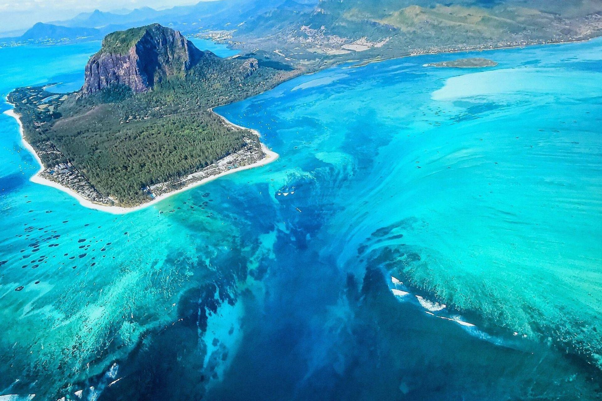 آبشار در اقیانوس