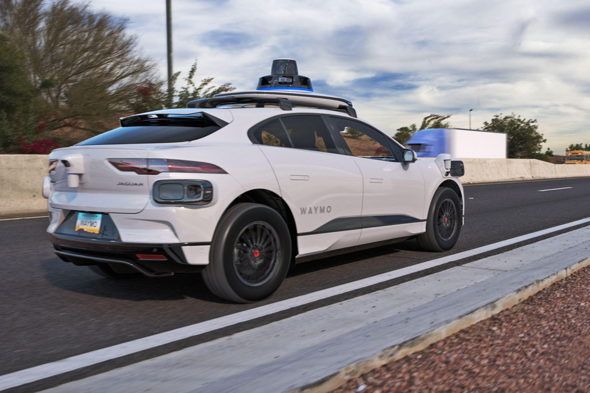 خودرو بدون راننده Waymo درحال حرکت در جاده