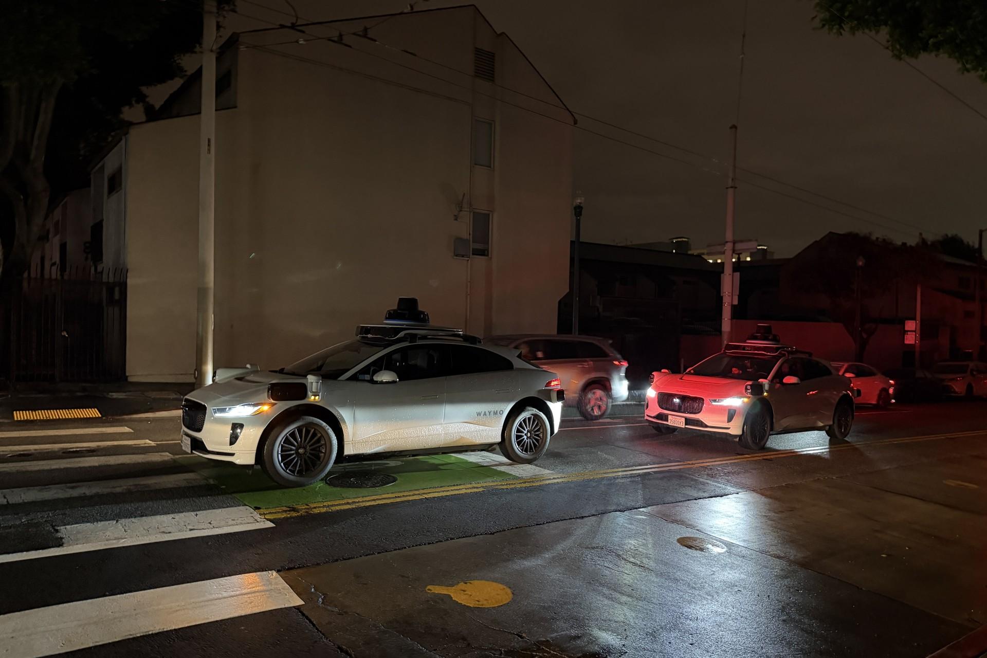 تاکسی‌های خودران سفیدرنگ در خیابان تاریک