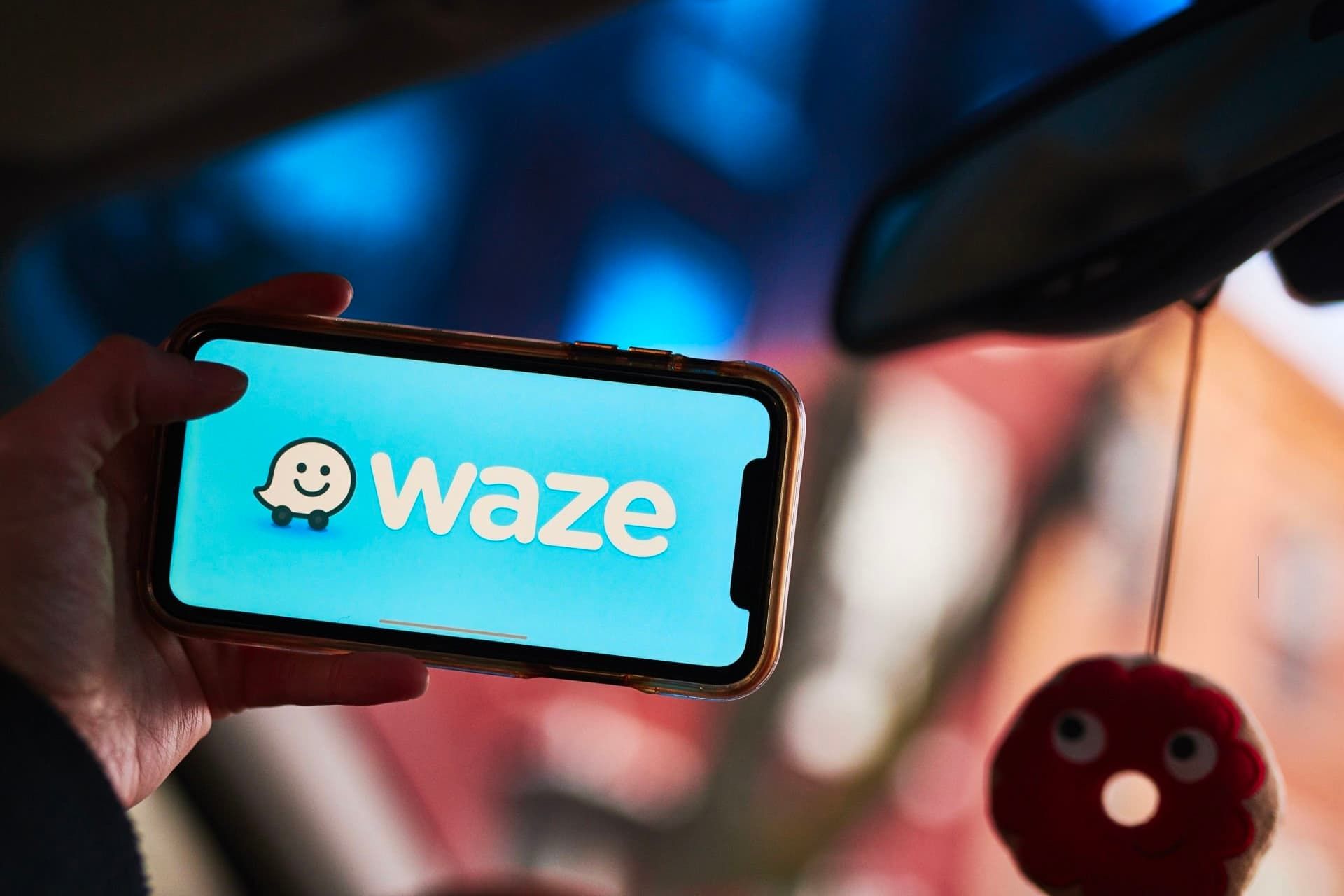 لوگو ویز / Waze روی نمایشگر آیفون در داخل خودرو