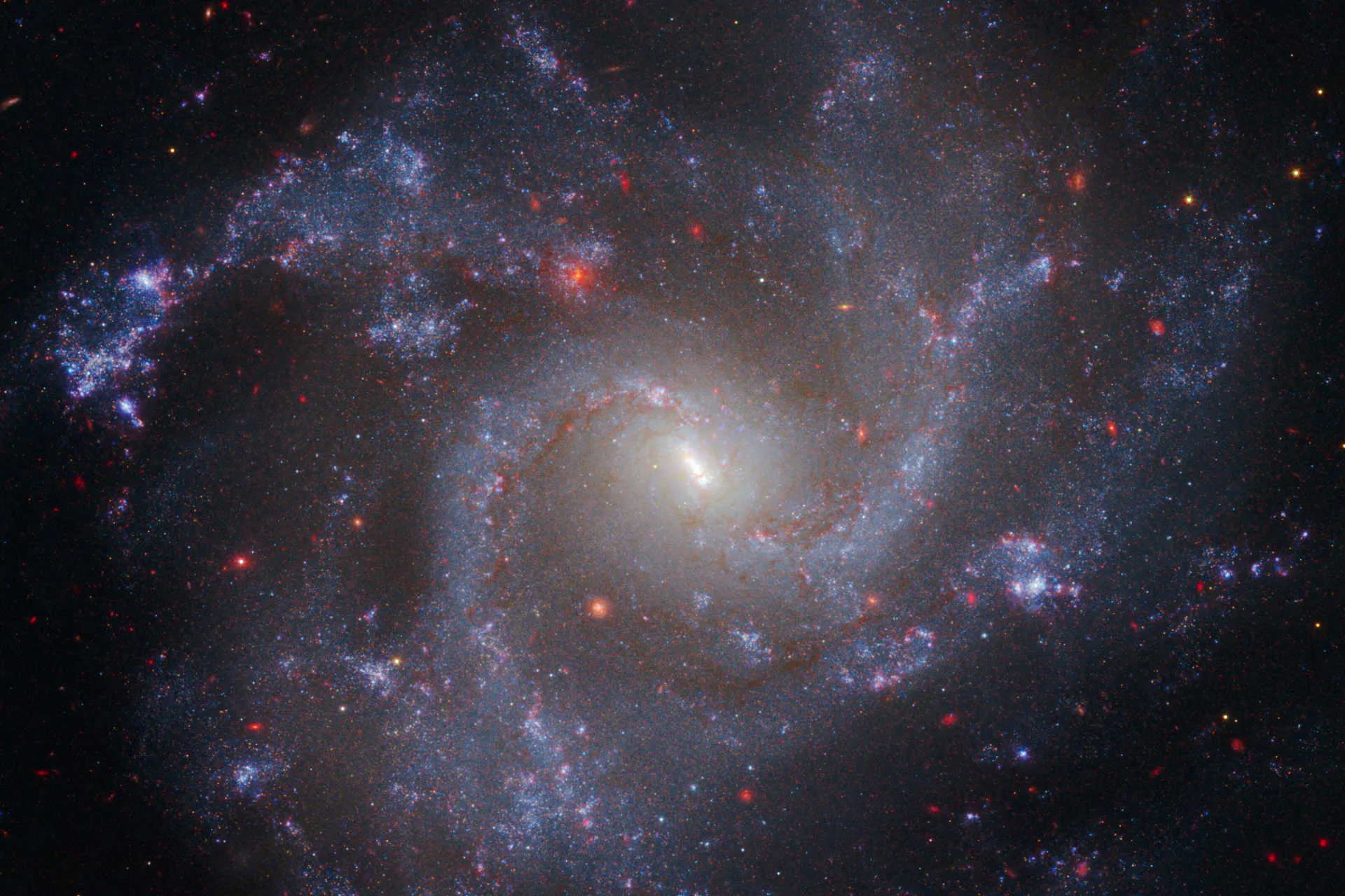 نمای کهکشان NGC 5468 که اخترشناسان از ستارگان آن برای سنجش نرخ انبساط و تخمین زمان پایان جهان استفاده می‌کنند.