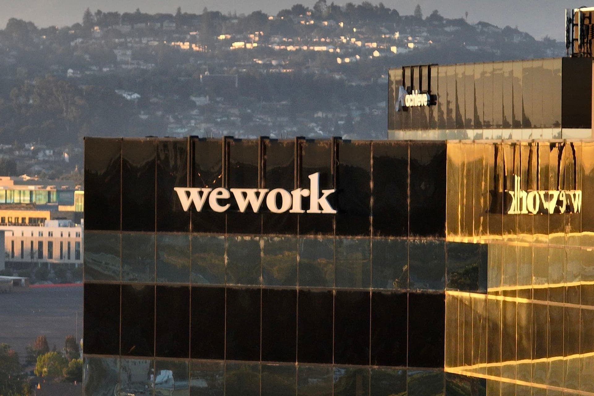 لوگو وی ورک / WeWork روی ساختمان شرکت