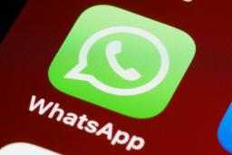 لوگو واتساپ / WhatsApp روی نمایشگر آیفون نمای نزدیک