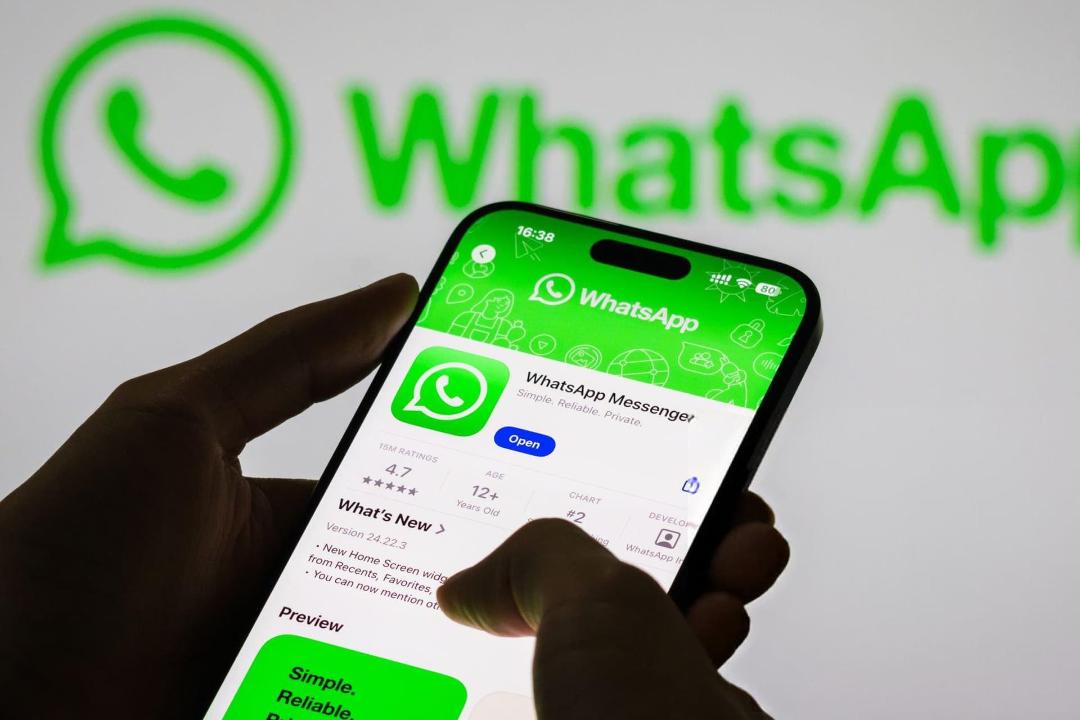 لوگو واتساپ / Whatsapp / واتس اپ در دست گوشی
