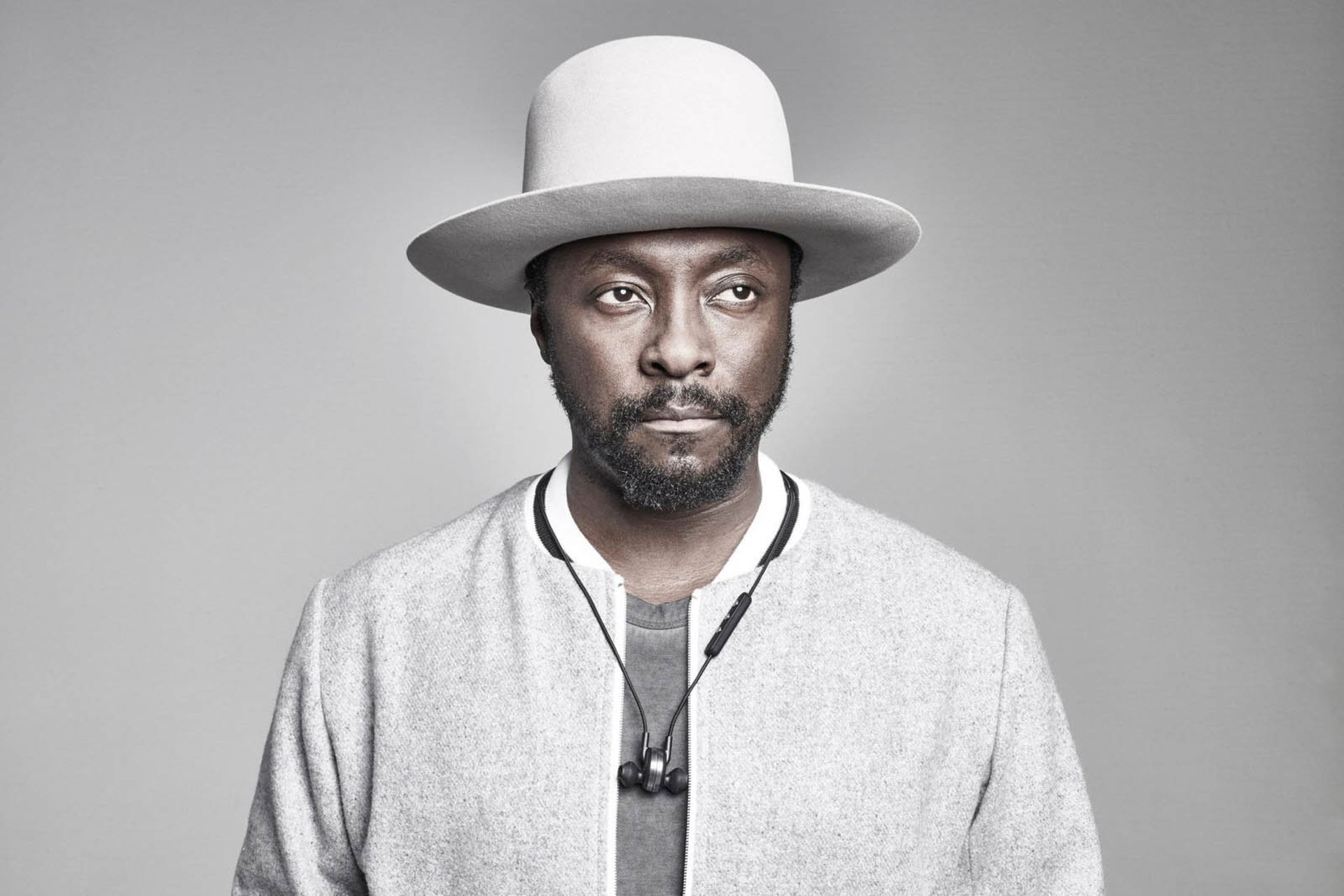 ٌWill.i.am / ویل آی ام خواننده و آهنگساز آمریکایی با لباس و کلاه روشن
