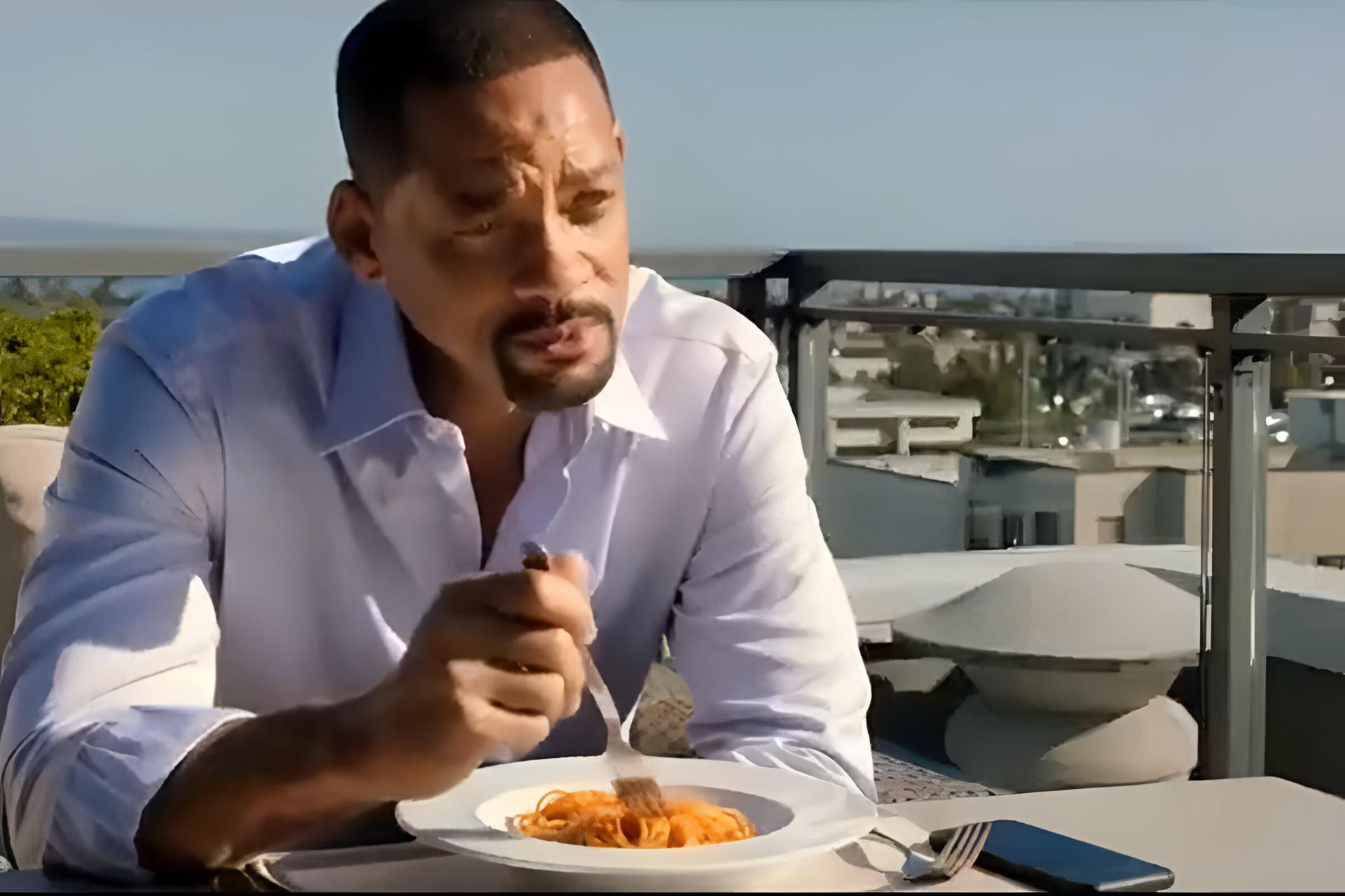 یک مرد میان‌سال در حال خوردن پاستا